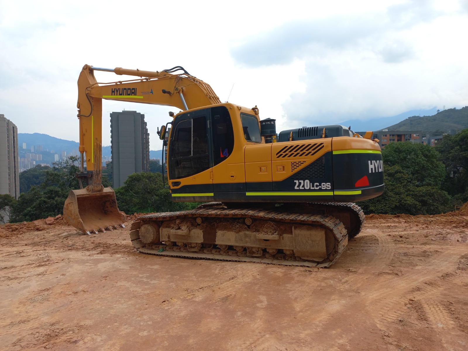Excavadora de Orugas Hyundai Robex R220LC - 9S - 3